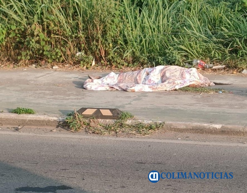 Mujer fallece atropellada en el crucero rumbo al Chical en Coquimatlán