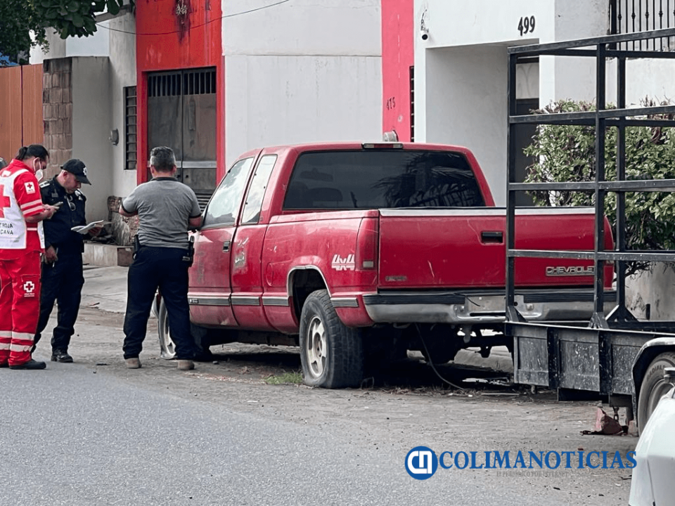 En Tecomán, hombre fallece dentro de su camioneta