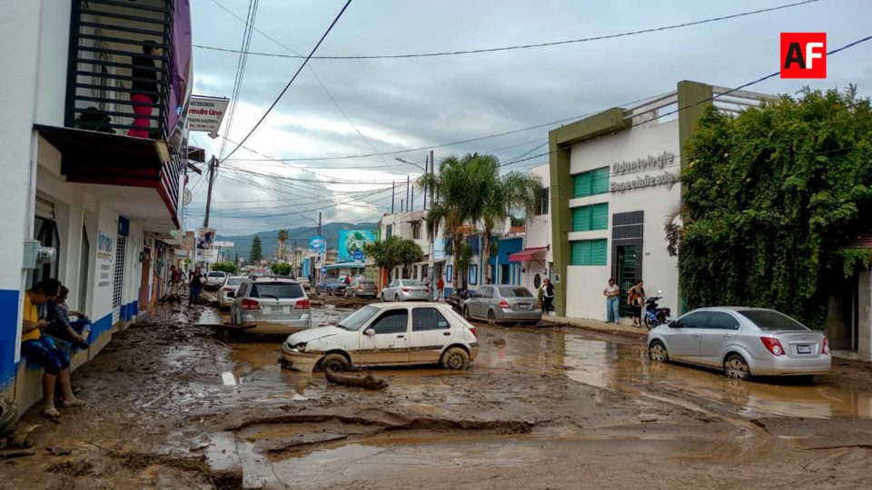 Bajada de agua deja calles con lodo, rocas y palizada en 8 vialidades de Ciudad Guzmán, Jalisco | AFmedios .