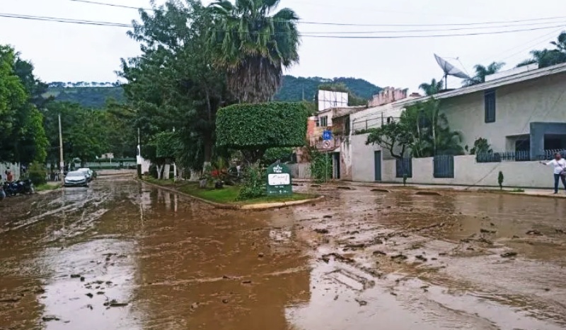 Inundación con lodo y rocas en Ciudad Guzmán por ruptura de pozo aguacatero