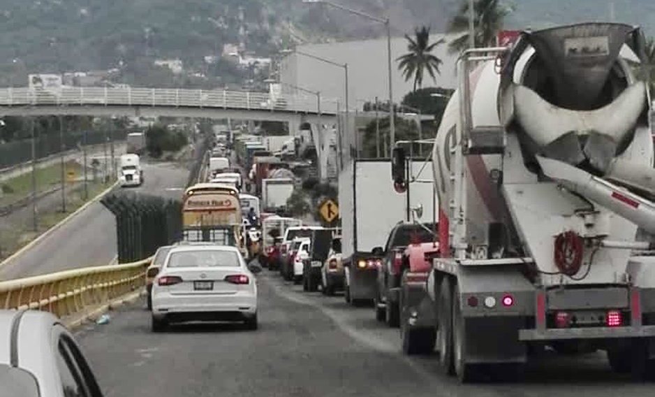 Caos vial de nuevo en calles de Manzanillo | El Noticiero de Manzanillo