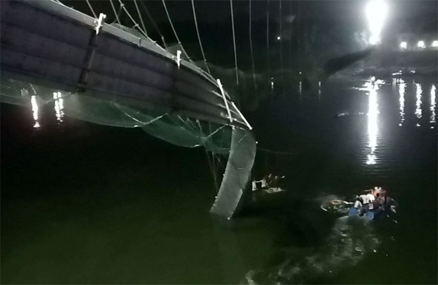 Al menos 68 muertos en derrumbe de puente en India | AFmedios .