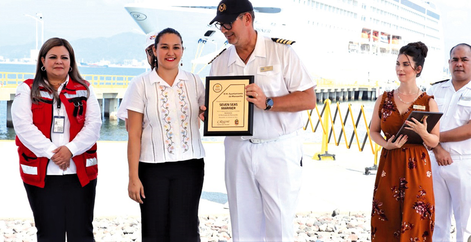 La comuna porteña recibió a la tripulación y entregó placa a crucero | El Noticiero de Manzanillo