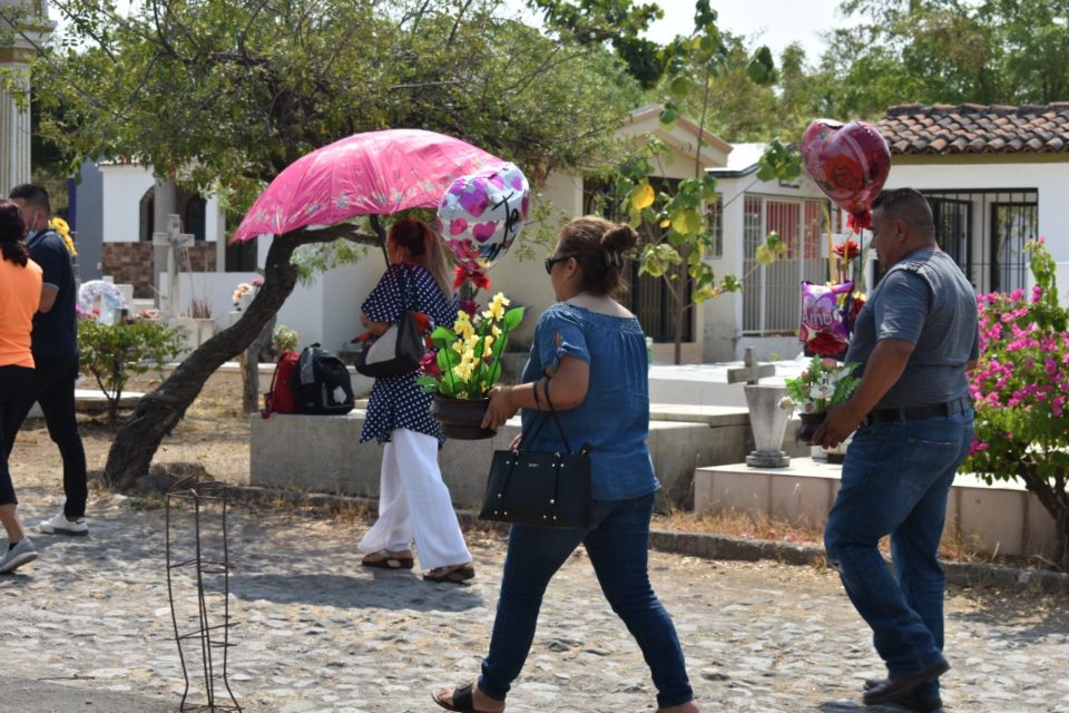 Esperan por Día de Muertos más de 6 mil visitantes en panteones de la Villa