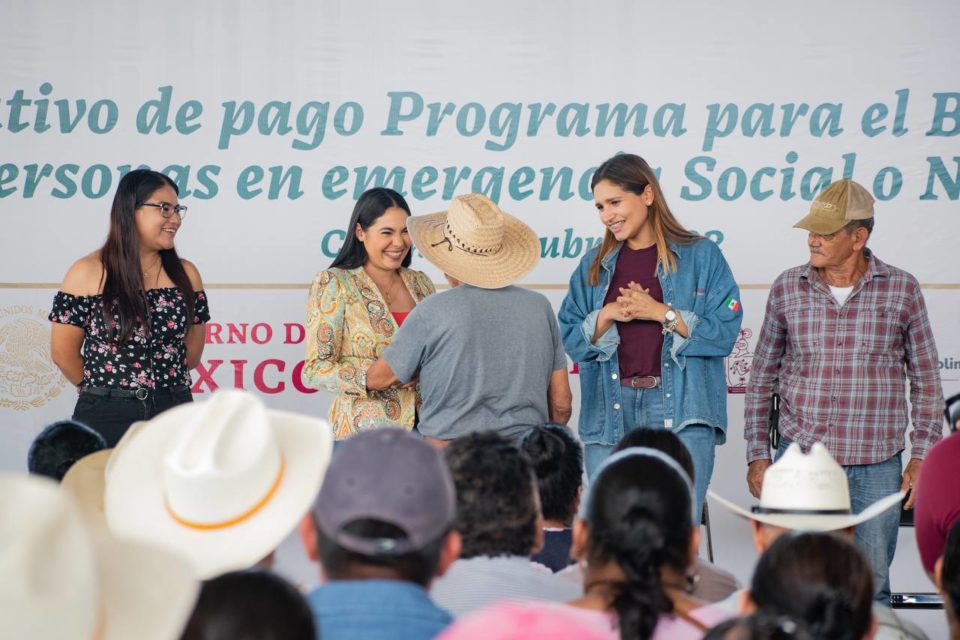 Gobernadora también entregó apoyos este viernes a personas afectadas por el sismo en Ixtlahuacán y Tecomán