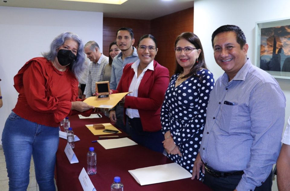 Gobierno de Colima galardona a docentes por buenas prácticas educativas durante la pandemia