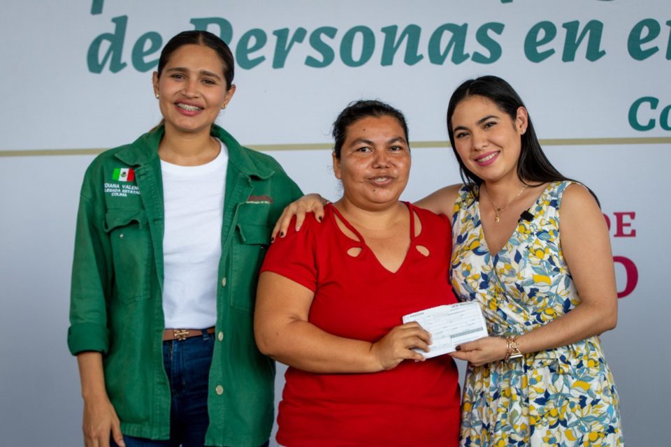 Indira Vizcaíno y Viridiana Valencia entregan apoyos por más de 10 mdp a 386 familias de Coquimatlán, afectadas por sismo