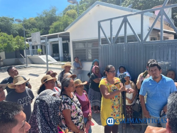 La Secretaria General de Gobierno y el titular de Ciapacov dialogan con habitantes de Zacualpan2