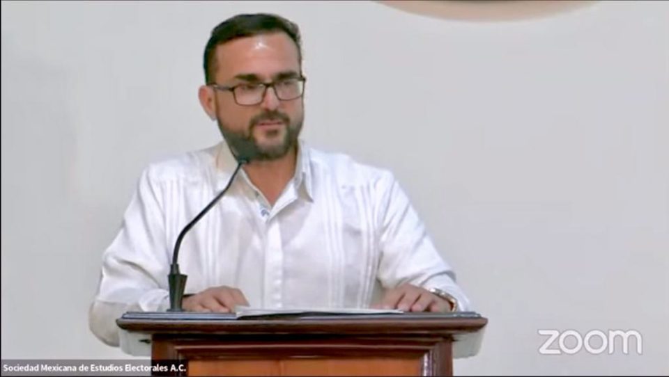 Llama Lorenzo Córdova a defender la democracia, en clausura de congreso internacional con sede en Colima