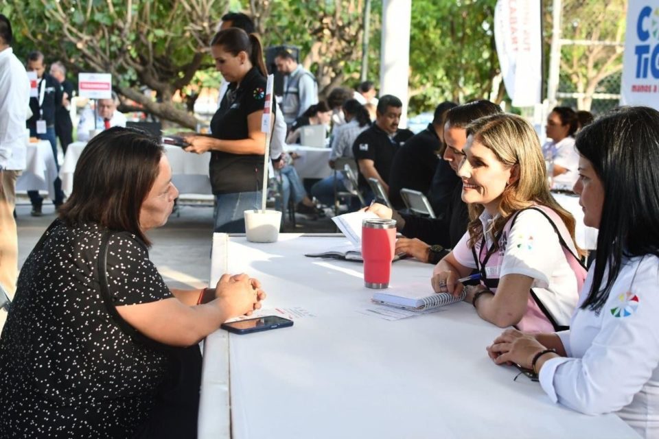 Margarita Moreno lleva Ayuntamiento Móvil a colonia Lázaro Cárdenas