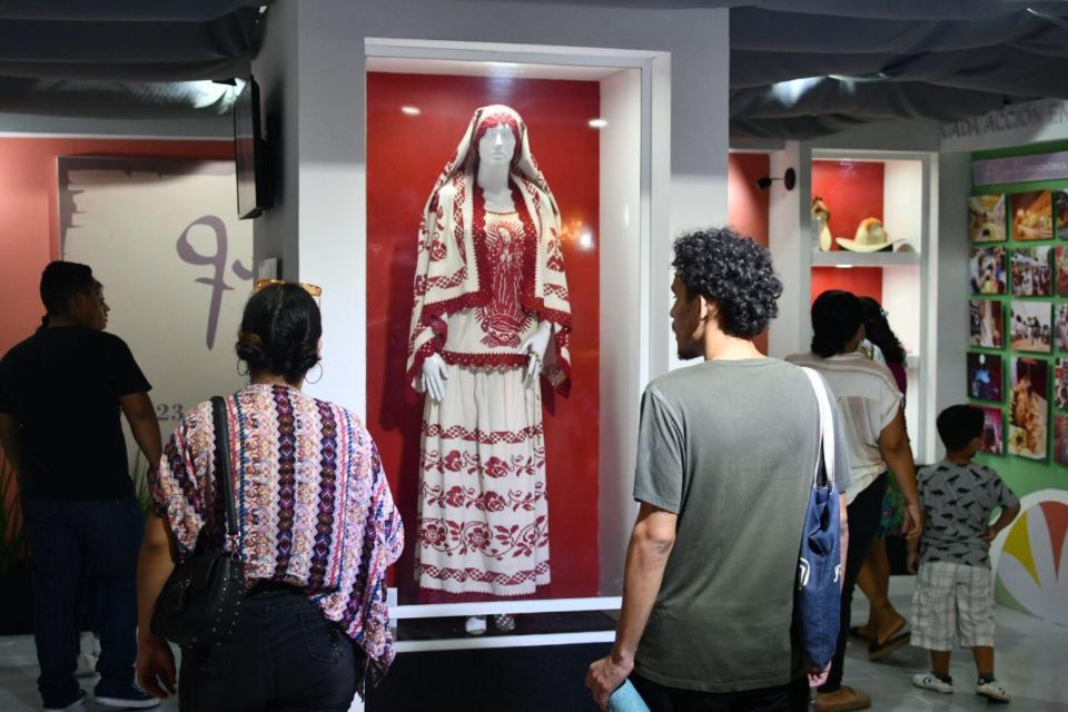 Modernidad y cultura se unen en stand del Ayuntamiento de Colima.