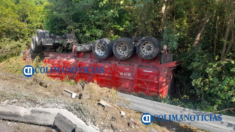 Vuelca tráiler en la autopista Manzanillo-Colima