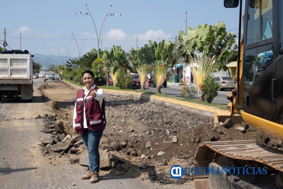 Griselda Martínez supervisa pavimentación con concreto hidráulico en el cruce de avenida Paseo de las Gaviotas y el Boulevard Elías Zamora