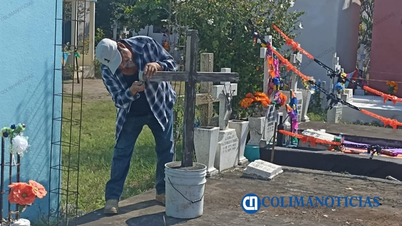 ‘Una cruz de madera’… Colimenses visitan a sus muertos, les lloran, les cantan y les rezan