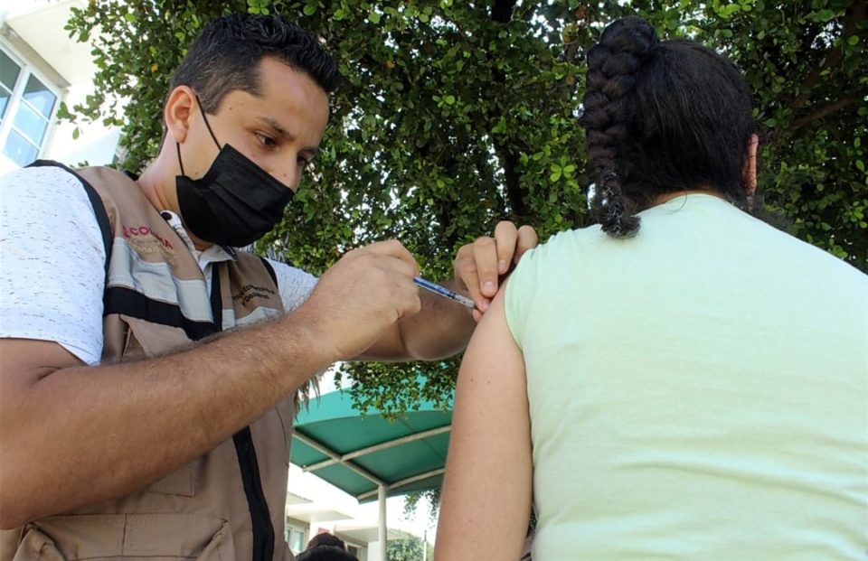 Salud Colima lleva 39% de avance en la vacunación contra influenza