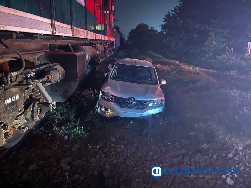 Vehículo es arrollado por el tren sobre el libramiento Sur