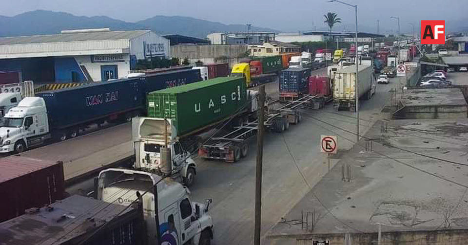 Colapsan vialidades aledañas al recinto Portuario de Manzanillo | AFmedios .