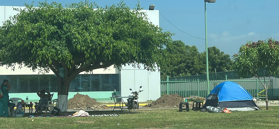 Familias de enfermos duermen en casas de acampar afuera del hospital | El Noticiero de Manzanillo