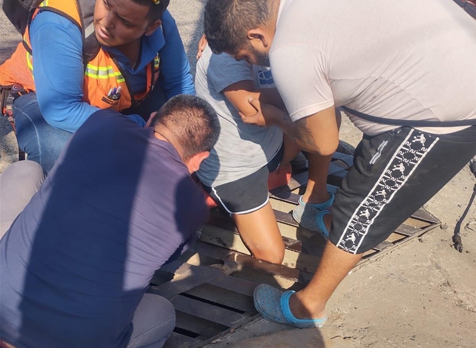 Joven cayó en alcantarilla con tapa en mal estado | El Noticiero de Manzanillo