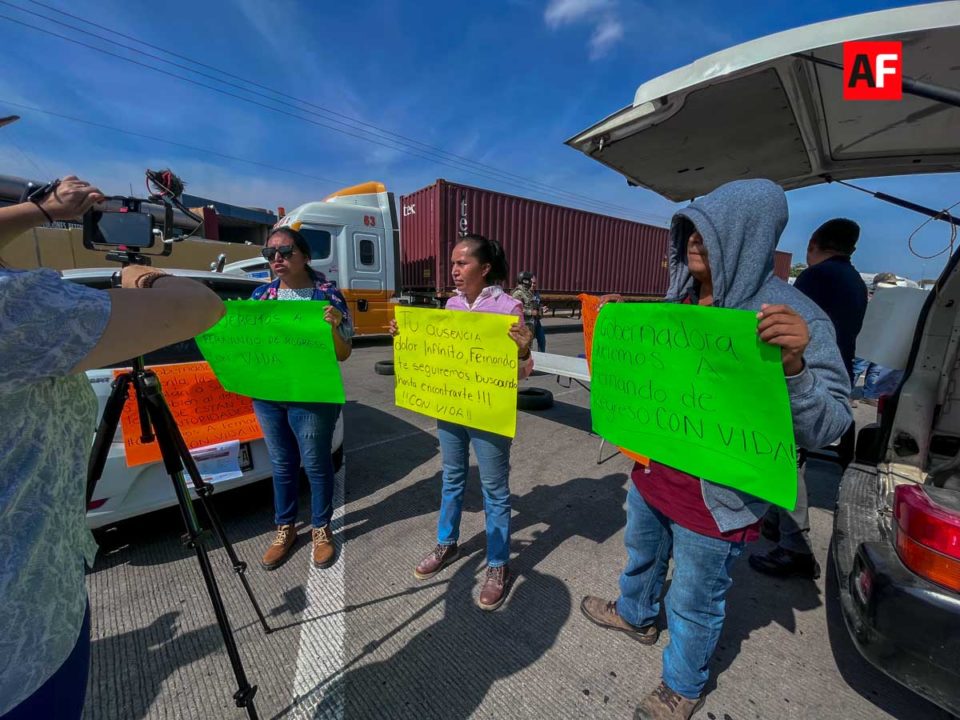Fiscalía retiene a cuatro personas que estaban en bloqueo del Libramiento Ejército Mexicano de Colima; demandaban aparición de Fernando Martínez | AFmedios .