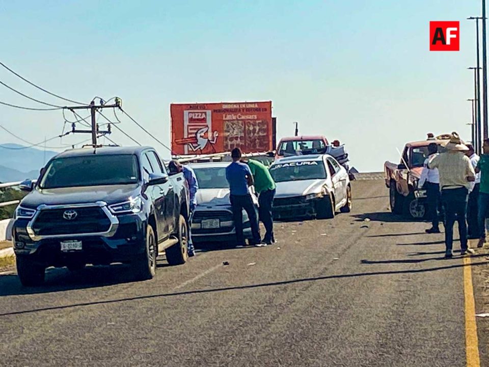 Choque múltiple en puente de Av. Carlos de la Madrid Béjar en Colima | AFmedios .