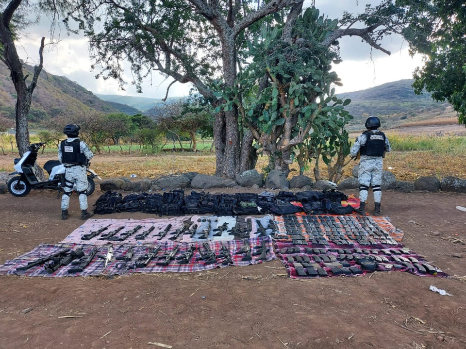 25 armas largas y material bélico fue asegurado por GN en Jiquilpan, Michoacán; se detuvo a dos personas | AFmedios .