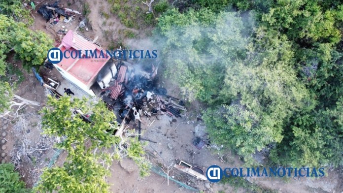 En Armería, se quema parte de una vivienda2