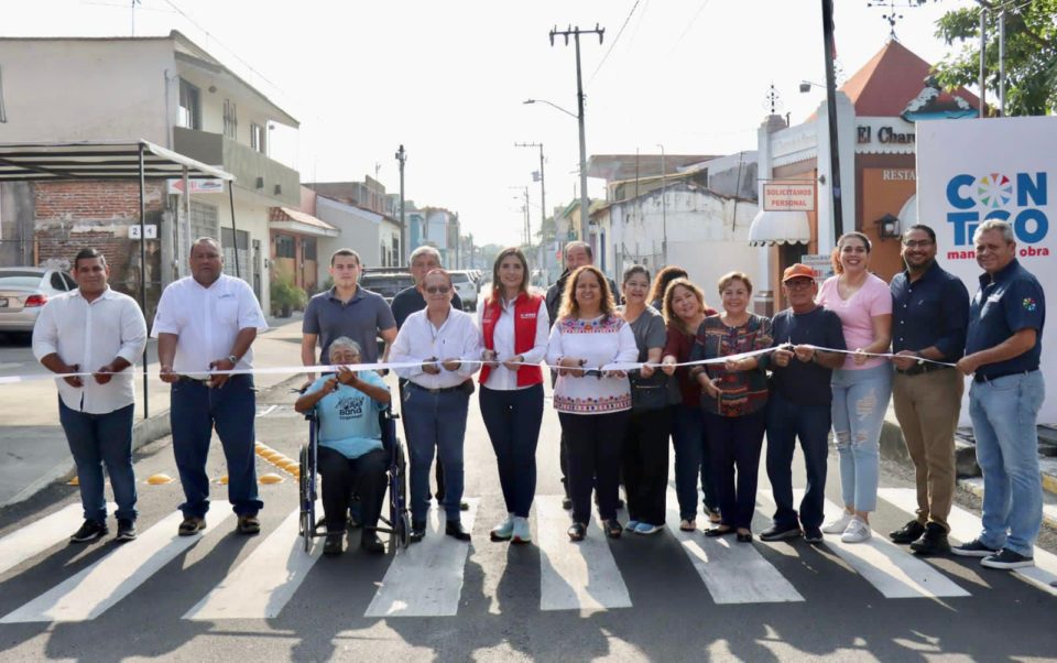 Entrega Margarita Moreno pavimentación de la calle 5 de mayo