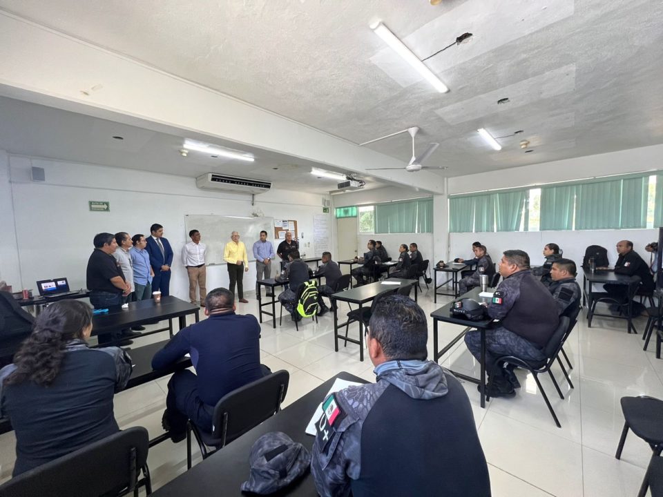 Imparten a policías taller sobre cuidado y manejo de perros | AFmedios .