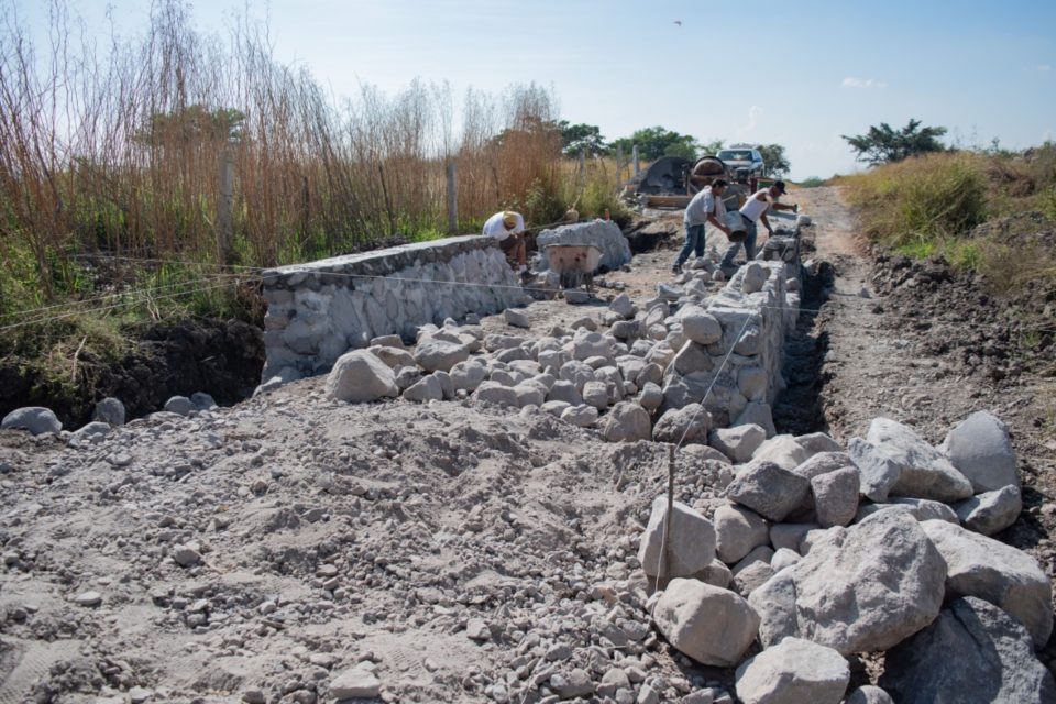 Indira inició la rehabilitación del camino sacacosechas Clavelilla-San José