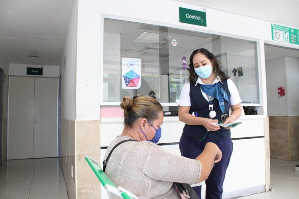 Invita IMSS Colima a derechohabientes a apoyarse en personal Técnico en Atención y Orientación al Derechohabiente (TAOD) para trámites de servicios