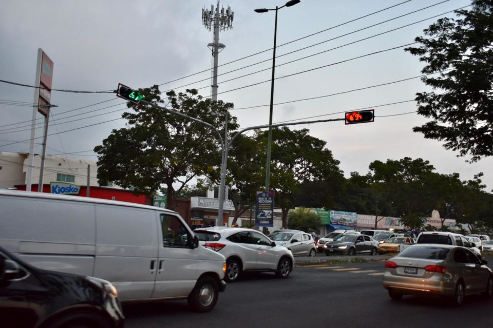 Pone en marcha Tey Gutiérrez semáforos modernos en Tercer Anillo y Avenida Ayuntamiento
