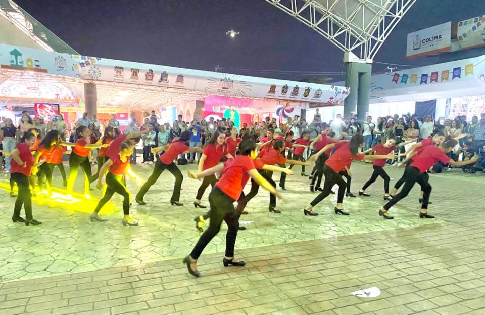 Presentan intenso masivo Universitario de danza, en la Feria