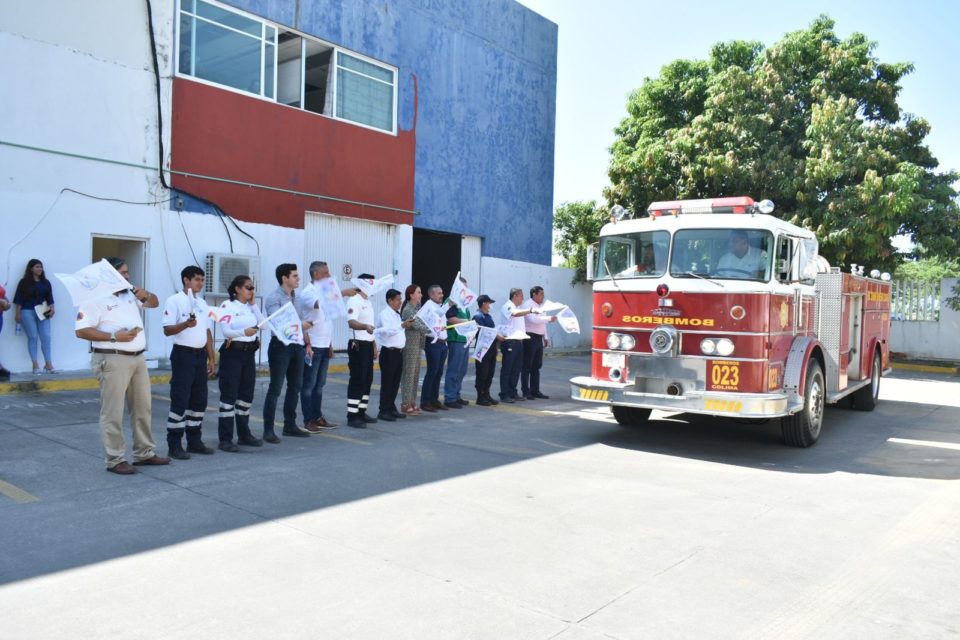 Recibe Tey Gutiérrez camión de bomberos para Protección Civil de Villa de Álvarez