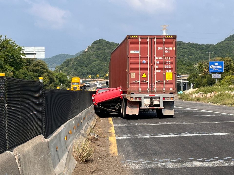 Vehículo prensado por tráiler en autopista Manzanillo a Armería | AFmedios .