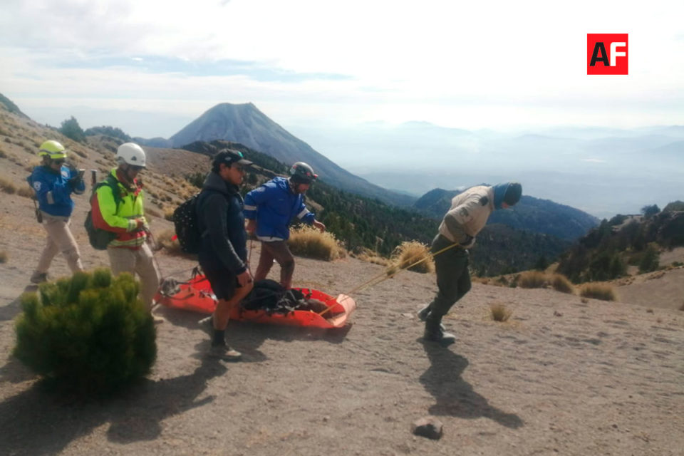 PC Jalisco apoya a mujer para descender del Parque Nacional Nevado de Colima | AFmedios .