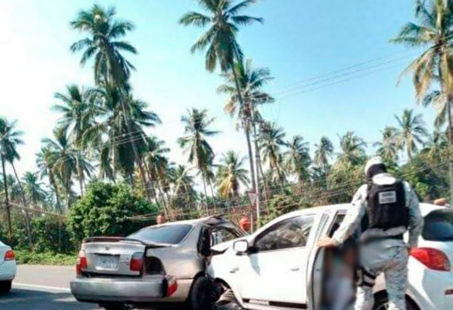 Mujer muere en accidente vehicular sobre la autopista Tecomán a Colima; hay 4 lesionados más | AFmedios .