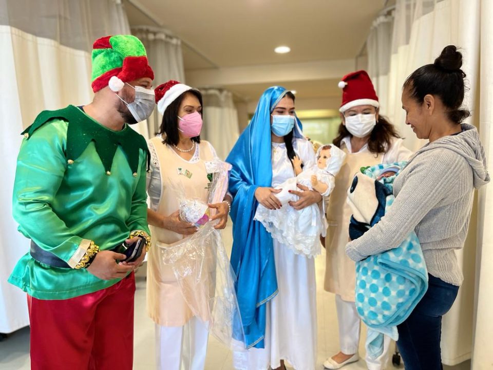 Voluntariado IMSS Colima regala juguetes y sonrisas a niñas y niños hospitalizados.