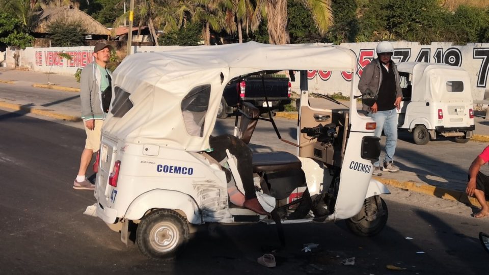 Mujer usuaria de mototaxi, lesionada tras choque con camioneta en Manzanillo | AFmedios .