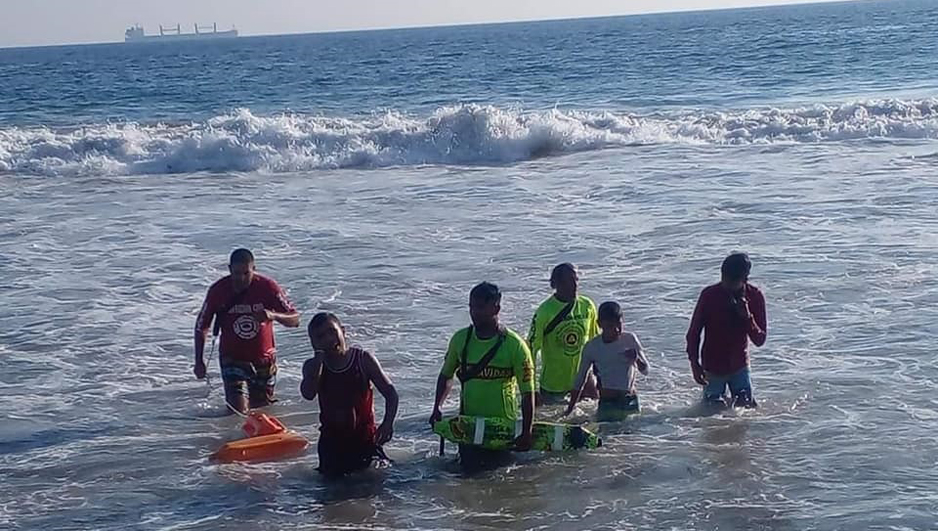 Rescatan a 2 turistas en la playa de Miramar | El Noticiero de Manzanillo