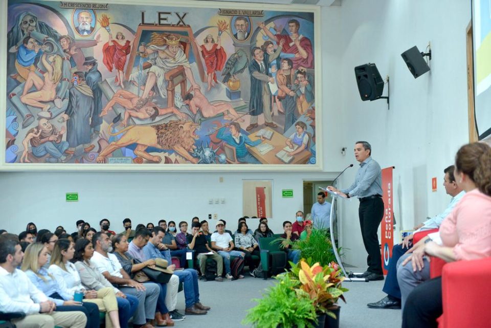 Beneficia programa Bécalos a jóvenes de la UdeC, la UTeM y el Tec de Colima