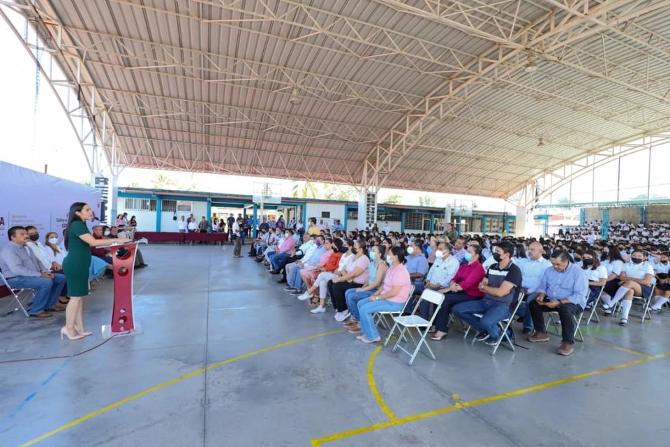 Gobernadora entregó 2,170 licencias Microsoft a maestros y maestras de secundarias de Colima