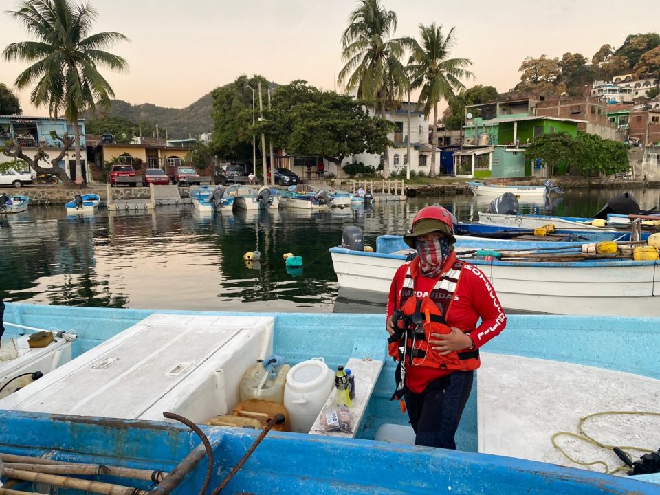 Localizan con vida a uno de los pescadores desaparecidos; sigue la búsqueda del segundo