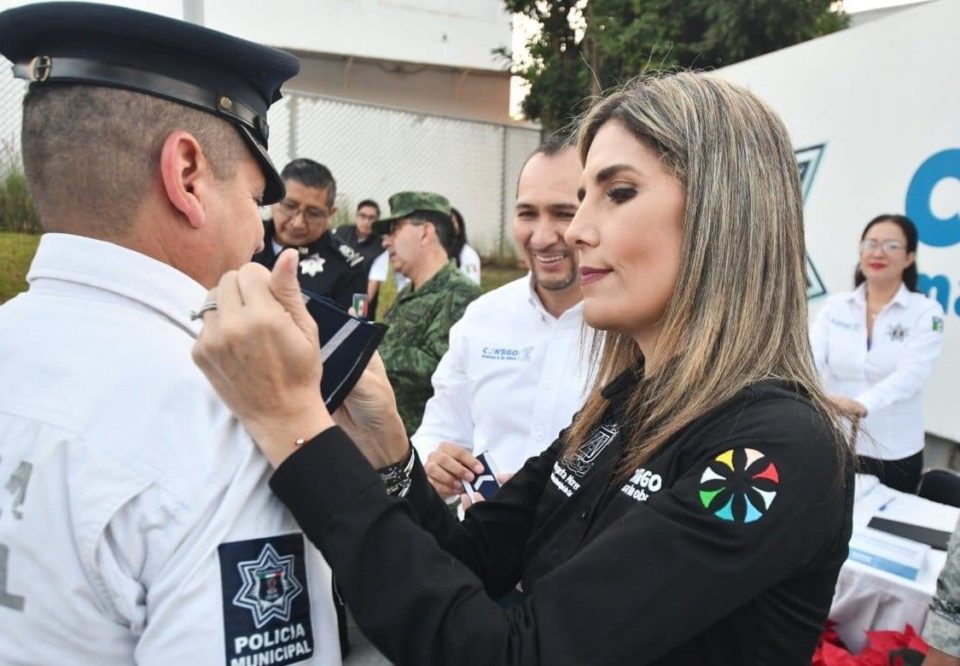 Margarita Moreno otorga ascensos y reconocimientos a policías municipales.
