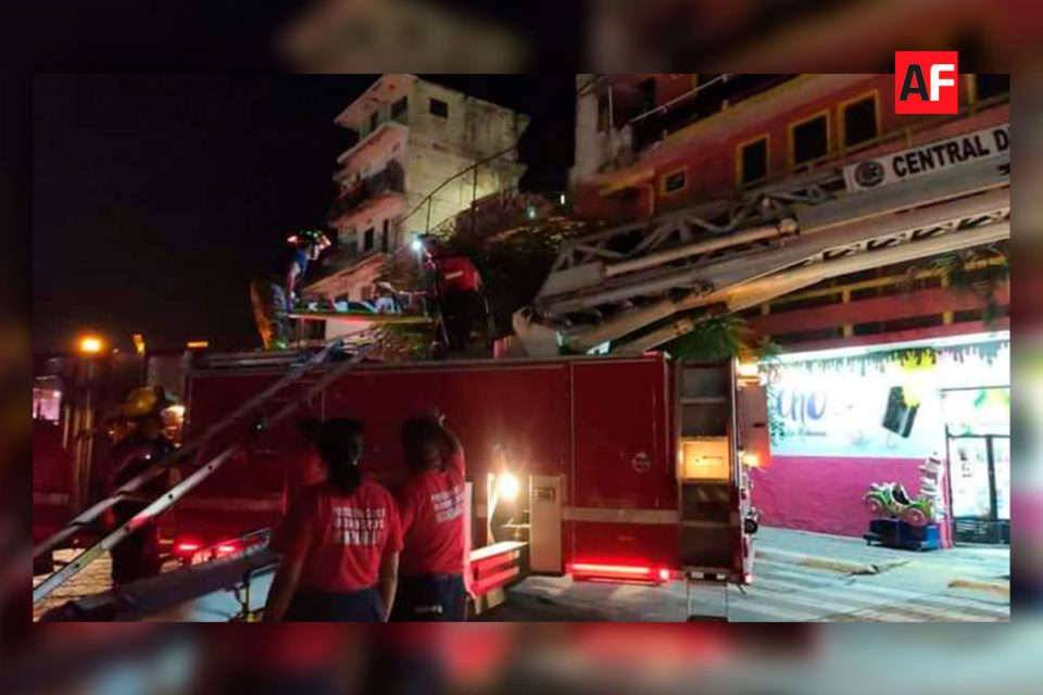 Rescatan a hombre que se encontraba grave de salud; no podía salir del antiguo edificio donde vivía, en el centro de Manzanillo | AFmedios .