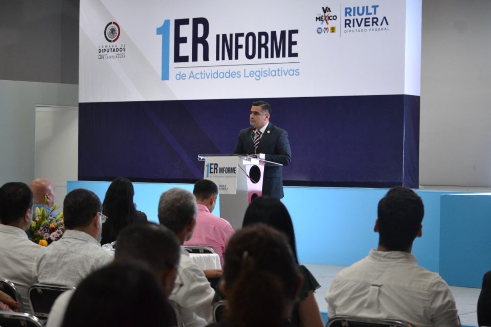 Riult Rivera presenta informe de actividades legislativas.