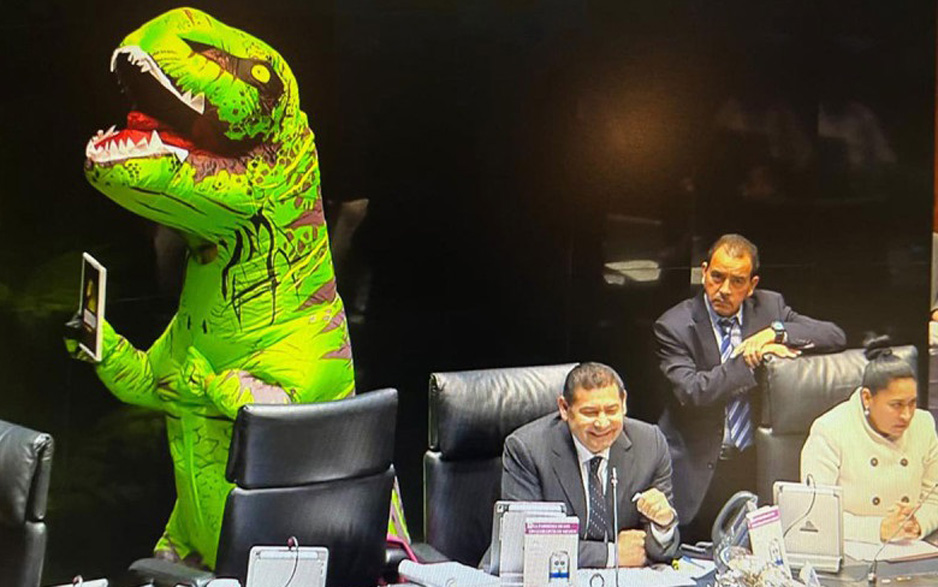 Xóchitl Gálvez se disfraza de dinosaurio y toma tribuna del Senado | El Noticiero de Manzanillo