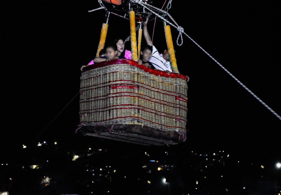 Niños de casas hogares de Manzanillo viven la experiencia de subir a globos aerostáticos, en festejo por Reyes Magos | AFmedios .