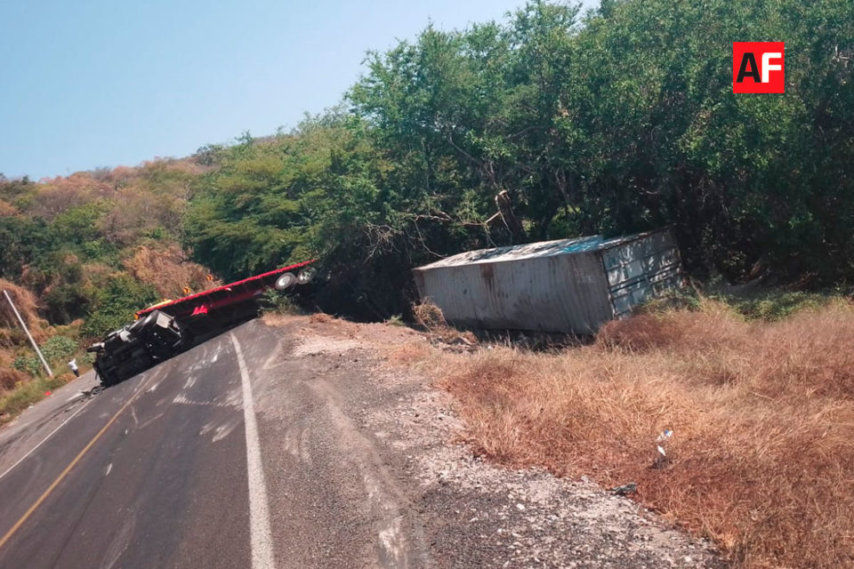 Tráiler termina volcado en carretera libre Manzanillo a Armería | AFmedios .