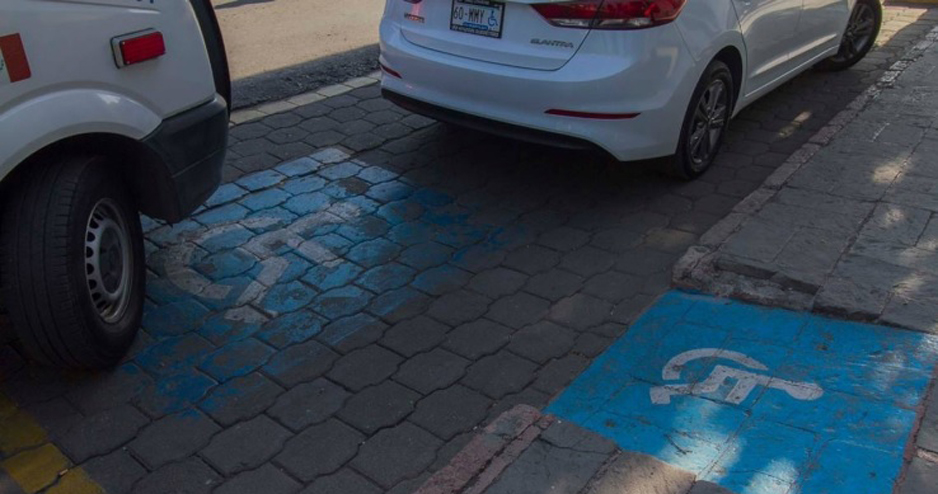 Discapacitados piden respeten sus espacios de estacionamiento | El Noticiero de Manzanillo